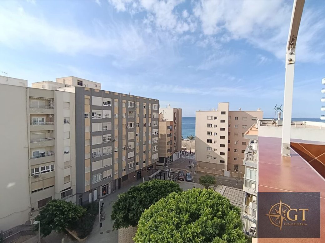 Ático en venta en Zapillo, Almería: Vistas al mar desde el ático