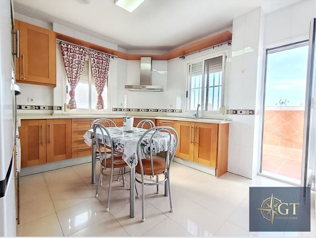 Ático en venta en Zapillo, Almería: Cocina con salida a la terraza